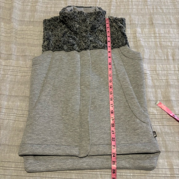 The North Face Womens Hybrination Thermal 3D Faux Fur Vest Gray SMALL - Picture 10 of 11